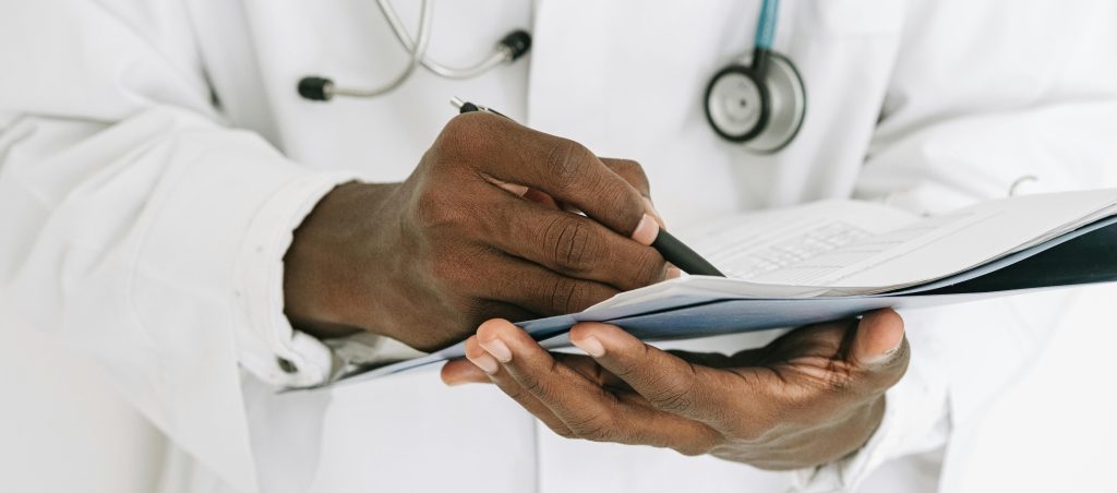MinSalud fija en 12,94 % el aumento de la UPC para 2026 y destinará $11,6 billones al aseguramiento en salud