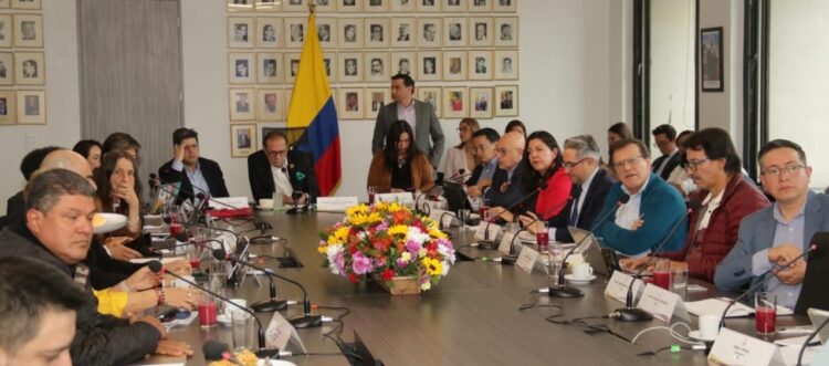 Empresarios y sindicatos mantienen amplia distancia en la negociación del salario mínimo para 2026