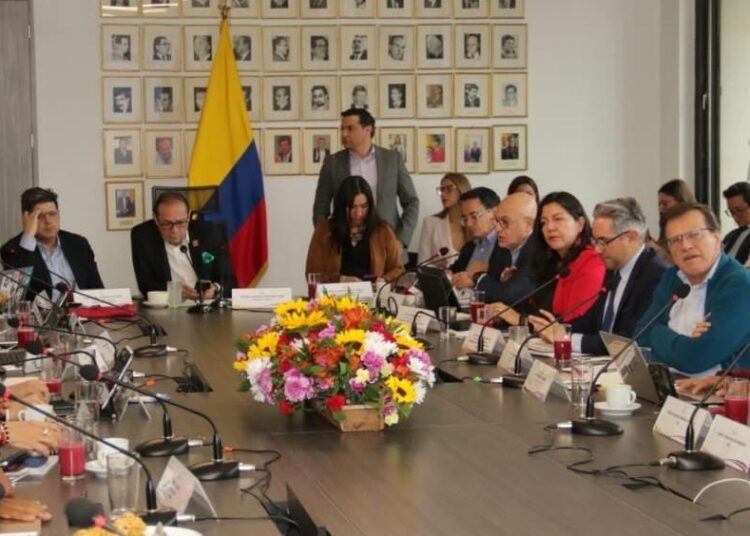 Empresarios y sindicatos mantienen amplia distancia en la negociación del salario mínimo para 2026