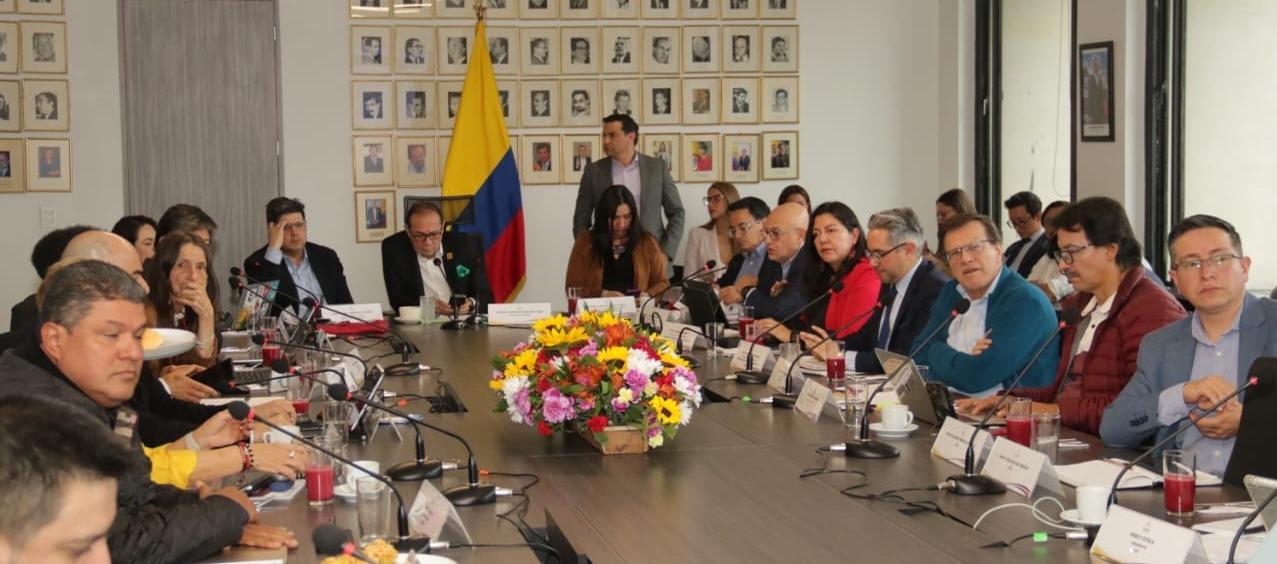 Empresarios y sindicatos mantienen amplia distancia en la negociación del salario mínimo para 2026