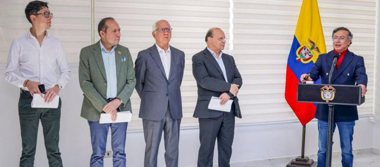 Petro anuncia central única de compra de medicamentos en EPS intervenidas para frenar especulación y acaparamiento