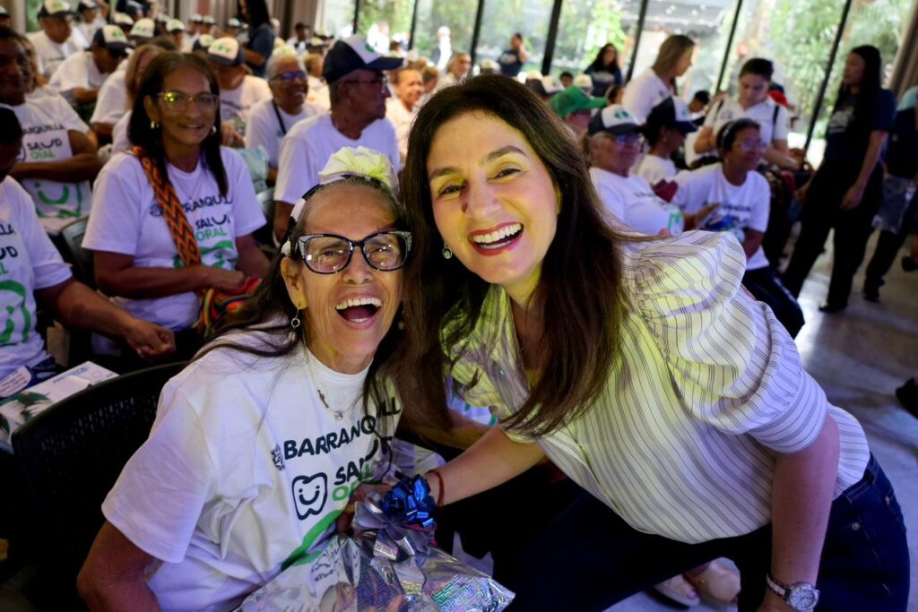 Barranquilla entrega más de 600 prótesis dentales a adultos mayores de Centros de Vida