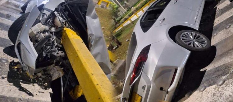 Menor sacó el carro de su familia sin permiso y se estrelló en la rotonda de Las Flores