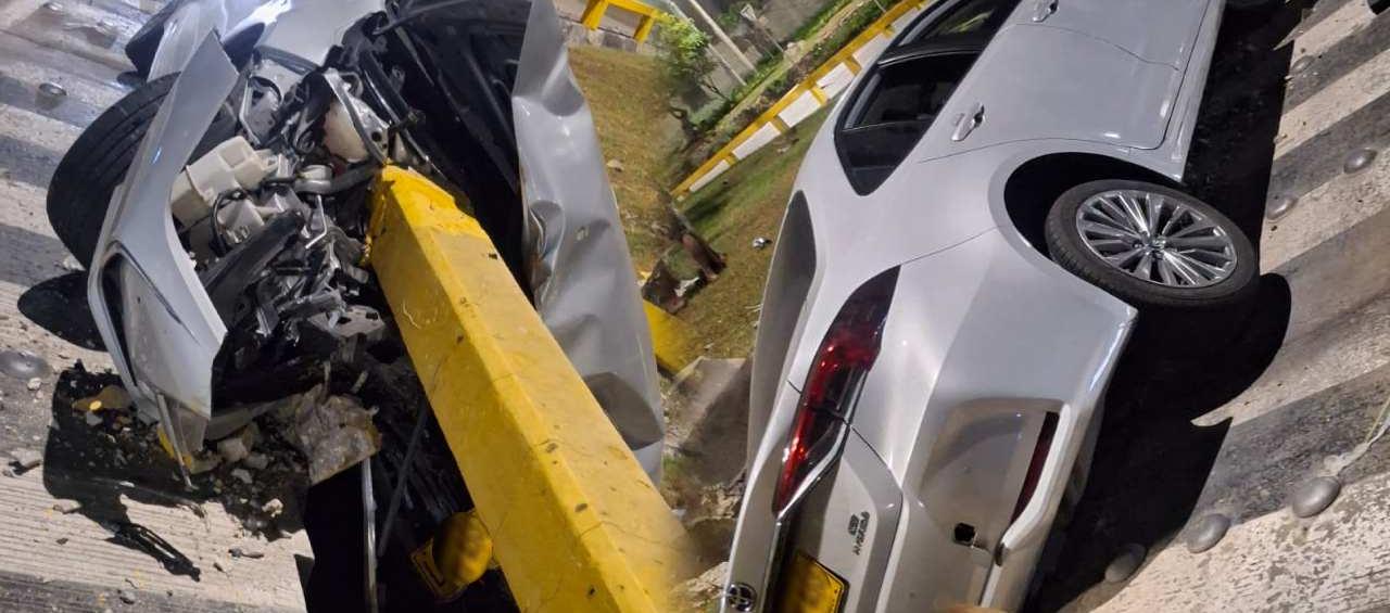 Menor sacó el carro de su familia sin permiso y se estrelló en la rotonda de Las Flores
