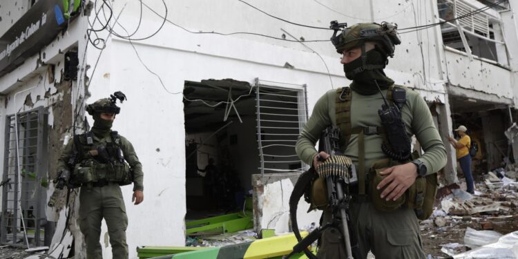 Petro exige explicaciones al Ejército por toma guerrillera de siete horas en Buenos Aires, Cauca