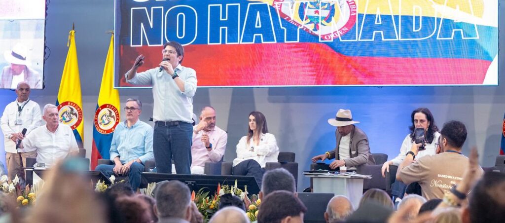 Uribe Londoño acusa a precandidatas del Centro Democrático de hostigar a su hijo y Petro entra en la controversia