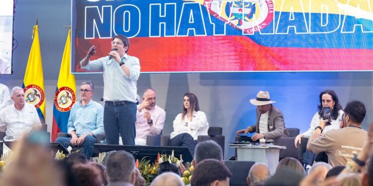 Uribe Londoño acusa a precandidatas del Centro Democrático de hostigar a su hijo y Petro entra en la controversia