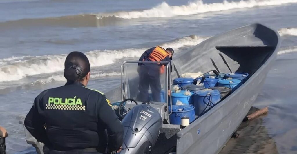 Rescatan a tres náufragos extranjeros que arribaron a playas de Salgar