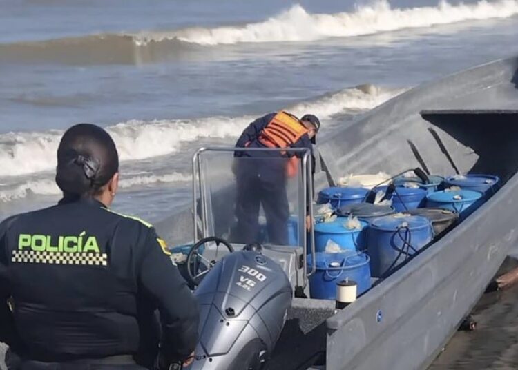 Rescatan a tres náufragos extranjeros que arribaron a playas de Salgar