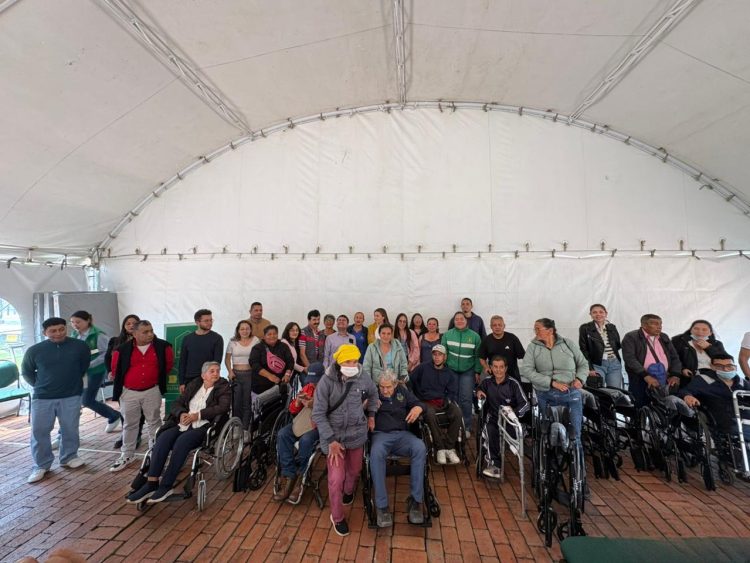 Residuos que cambian vidas: más de 2.200 sillas de ruedas y ayudas técnicas entregadas en Colombia