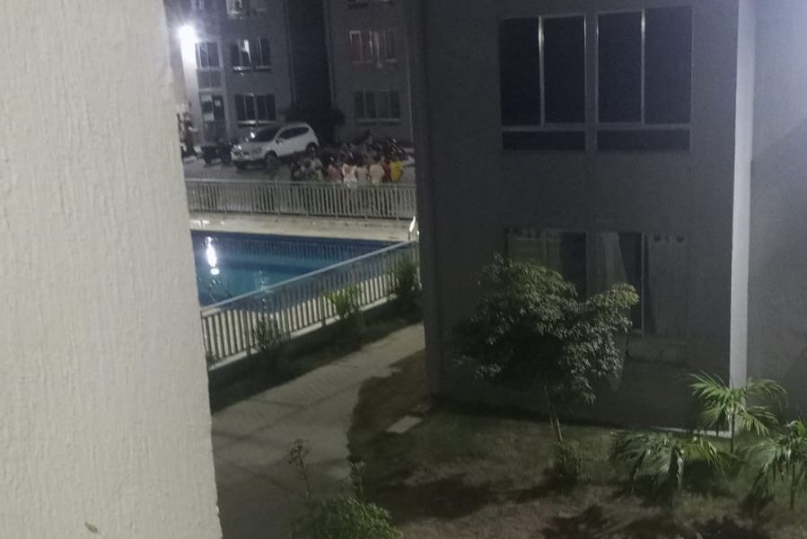 Un niño de tan solo 9 años murió ahogado en la piscina de adultos del conjunto residencial Bambú, ubicado en el barrio Ciudad Salitre, cerca de Granabastos, en el suroccidente del municipio de Soledad. El lamentable hecho se registró hacia las 5:30 de la tarde de ayer, cuando Emanuel David Fernández Jiménez, oriundo de Venezuela, se bañaba y jugaba en la piscina del conjunto en compañía de dos primos de 17 años. El parte policial, que deja más dudas que certezas, señala que los dos primos mayores salieron de la piscina sin percatarse de que Emanuel no logró salir del agua. Posteriormente, según el mismo reporte de las autoridades, un vecino del conjunto, desde su apartamento, se percató de la presencia del cuerpo del menor en el agua. De inmediato bajó a auxiliarlo, lo sacó de la piscina y lo trasladó al Hospital La Misericordia, donde los médicos de turno confirmaron que el niño ingresó sin signos vitales. De acuerdo con lo informado por la Policía, la madre del menor se encontraba laborando al momento de los hechos y el niño estaba bajo el cuidado de una tía. También se conoció que el salvavidas no se encontraba en el lugar, debido a que los menores habrían utilizado la piscina en un horario restringido y sin autorización de la administración del conjunto. El CTI de la Fiscalía adelanta entrevistas de campo entre los residentes del conjunto Bambú y analiza las cámaras de seguridad para establecer con precisión cómo ocurrieron los hechos y determinar eventuales responsabilidades.