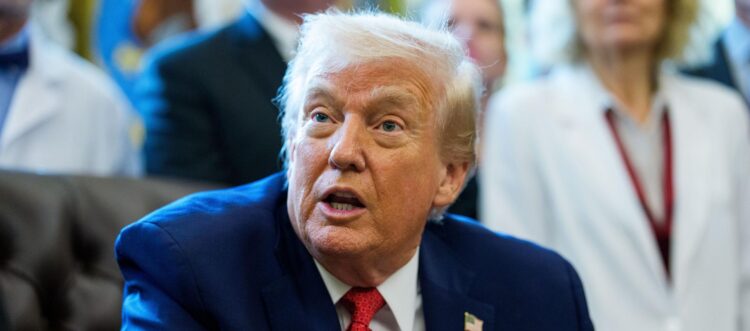 Trump afirma que no requiere aval del Congreso para atacar carteles en Venezuela y anuncia bloqueo a petroleros sancionados