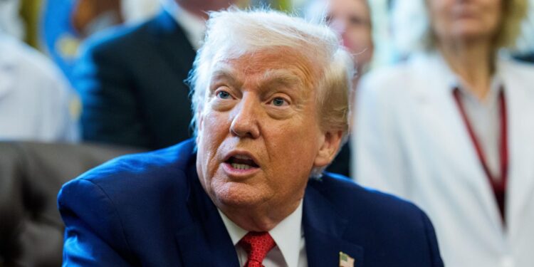 Trump afirma que no requiere aval del Congreso para atacar carteles en Venezuela y anuncia bloqueo a petroleros sancionados