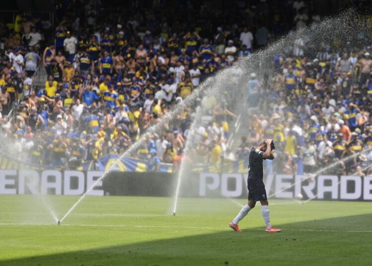 FIFA implementará pausas de hidratación de tres minutos en cada mitad del Mundial 2026