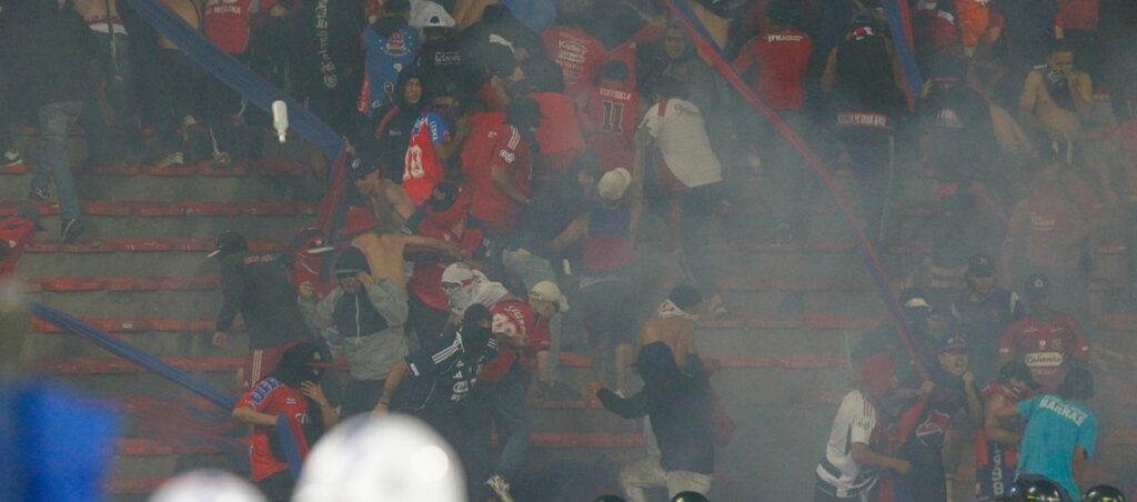 Más de 50 heridos tras violentos disturbios en el Atanasio Girardot durante la final de la Copa Colombia