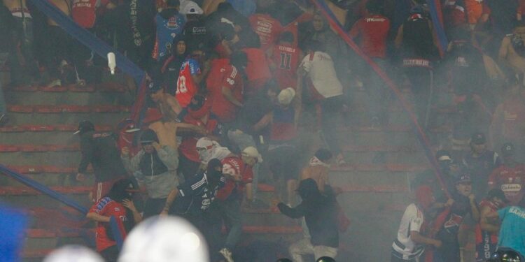 Más de 50 heridos tras violentos disturbios en el Atanasio Girardot durante la final de la Copa Colombia