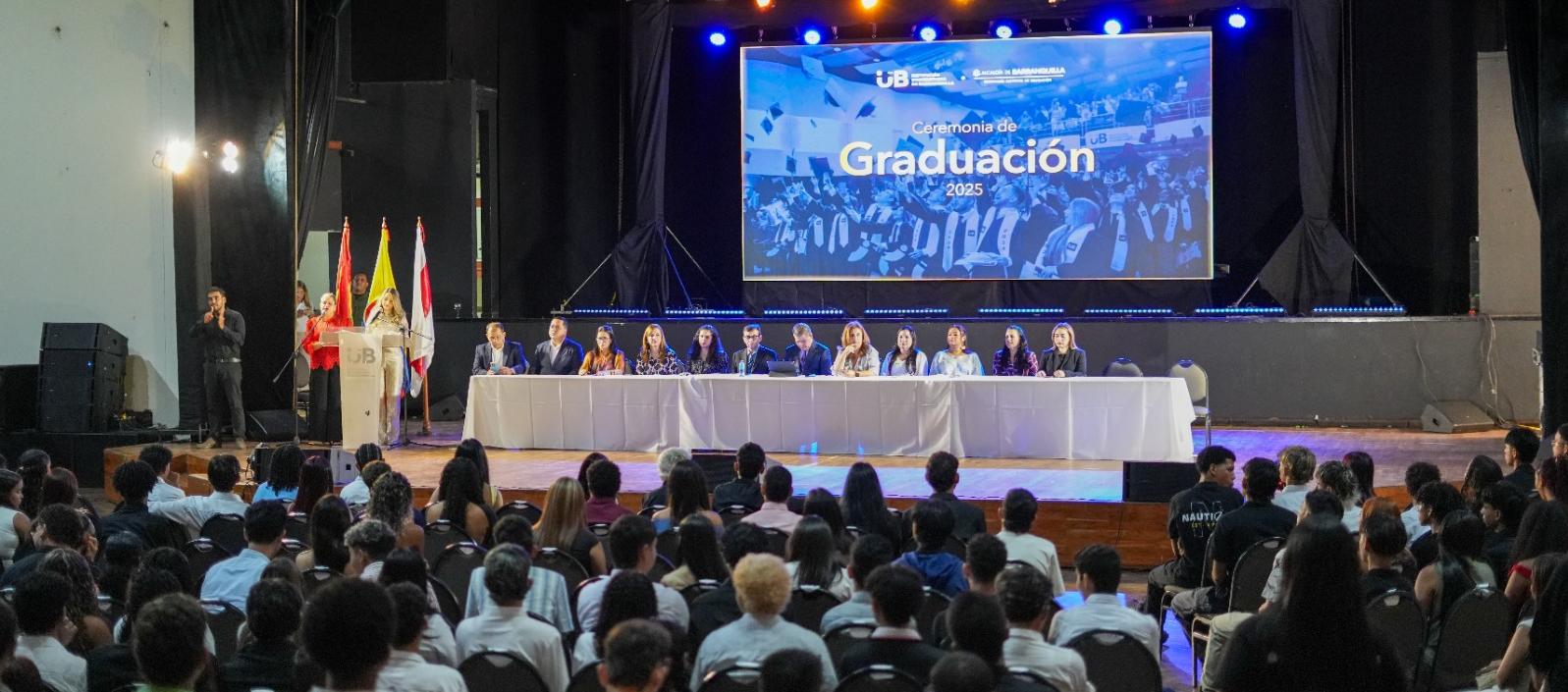 La Institución Universitaria de Barranquilla (IUB) celebró este jueves la ceremonia de graduación de 1.602 estudiantes del Proyecto de Doble Titulación, una iniciativa considerada pionera en Colombia, que integra la educación media con la educación superior y fortalece el acceso temprano de los jóvenes a oportunidades académicas y laborales. El acto solemne se llevó a cabo en el Salón Jumbo del Country Club y fue presidido por el rector de la IUB, Arcesio Castro Agudelo, y la secretaria de Educación Distrital, Paola Amar, quienes destacaron el esfuerzo, la disciplina y el compromiso de los graduandos, provenientes de 45 instituciones educativas oficiales de Barranquilla. Gracias a este modelo, los estudiantes reciben su título de bachiller y, de manera simultánea, una certificación como técnicos laborales, lo que les permite acortar su tránsito hacia la educación superior y mejorar sus condiciones de empleabilidad. Con más de 18 años de experiencia, el Proyecto de Articulación de la Educación Media con la Educación Superior – Modelo IUB se ha consolidado como uno de los programas de mayor cobertura en el país. A la fecha, ha beneficiado a cerca de 90.000 estudiantes, fortaleciendo competencias básicas, ciudadanas y laborales en jóvenes de grados décimo y undécimo. El programa también facilita la continuidad académica por ciclos propedéuticos, permitiendo que los graduados avancen dentro del Modelo de Formación IUB, con mayores posibilidades de ingreso y permanencia en la educación superior. Durante la ceremonia, el rector Arcesio Castro Agudelo resaltó el impacto social del proyecto. “La doble titulación no solo entrega un título, entrega oportunidades reales de movilidad social. Estos jóvenes hoy tienen un camino más corto y más sólido hacia la educación superior y el empleo”, afirmó. Por su parte, la secretaria de Educación Distrital, Paola Amar, subrayó la importancia del trabajo conjunto entre la Alcaldía de Barranquilla y la IUB. “Este proyecto demuestra que cuando la educación media y la educación superior trabajan de manera articulada, los resultados son extraordinarios. Hoy celebramos jóvenes con más competencias, más herramientas y más sueños posibles”, señaló. Uno de los momentos más emotivos del evento fue el testimonio del estudiante Giuseppe Morales, graduado como Técnico en Soporte Técnico de Sistemas, quien habló en nombre de sus compañeros. “Aprendimos mucho más que contenidos académicos. Aprendimos a trabajar en equipo, a creer en nuestras capacidades y a levantarnos cuando el cansancio aparecía”, expresó, agradeciendo el acompañamiento institucional y la calidad académica del programa. Con esta nueva cohorte de graduados, la IUB reafirma su compromiso con una educación incluyente, pertinente y conectada con el futuro, consolidándose como un referente nacional en modelos de articulación educativa.