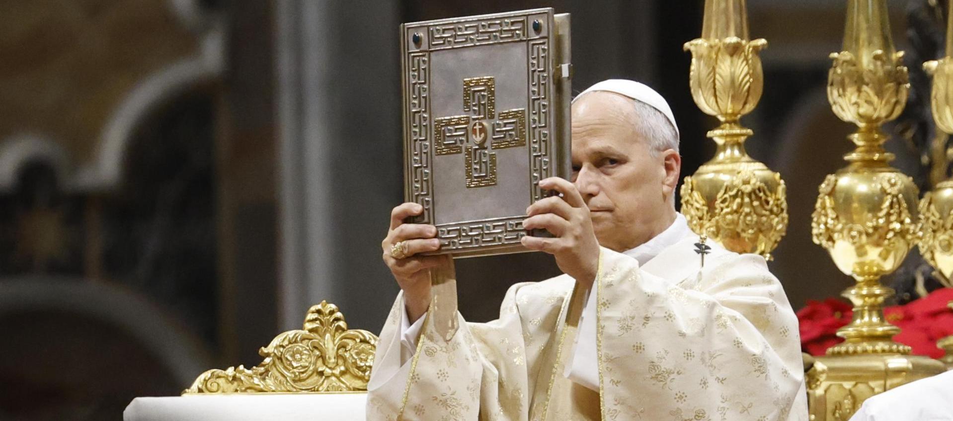 El papa León XIV recordó este miércoles que el año 2025, próximo a concluir, estuvo marcado por la violencia de la guerra y por la muerte del “añorado” papa Francisco, durante la última audiencia general celebrada en la Plaza de San Pedro, a la que asistieron miles de fieles pese a las bajas temperaturas. En su catequesis, el pontífice reconoció que el año también dejó momentos positivos, como la peregrinación de numerosos creyentes con ocasión del Año Santo, a la que calificó como una expresión viva de fe y esperanza. Sin embargo, subrayó que este periodo también estuvo atravesado por episodios “dolorosos”, entre ellos el fallecimiento del papa Francisco en abril, a quien sucedió en el pontificado, y la persistencia de escenarios de guerra que continúan devastando el planeta. “Al concluir el año, la Iglesia nos invita a poner todo frente al Señor, encomendándonos a su Providencia”, expresó León XIV, al tiempo que pidió orar para que en los días venideros se renueven los prodigios de la gracia y la misericordia. El Papa exhortó a los fieles a meditar sobre los dones recibidos durante el último año, realizar un honesto examen de conciencia y evaluar la respuesta personal a las inspiraciones de Dios. Asimismo, invitó a pedir perdón por los errores cometidos y por no haber sabido aprovechar plenamente los talentos confiados, como camino para iniciar un nuevo año con renovada fe y compromiso espiritual.