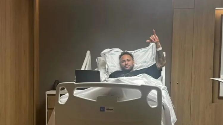 Neymar se somete a una exitosa cirugía de rodilla