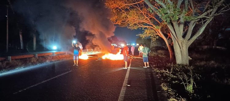 Bloqueo en la vía Oriental por protesta contra el peaje de Sabanagrande