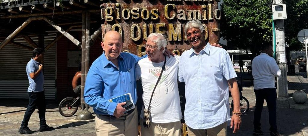 El consejero Comisionado para la Paz, Otty Patiño; el padre Cyrilo Swinne y Cristóbal Padilla, de Colombia Compra Eficiente.