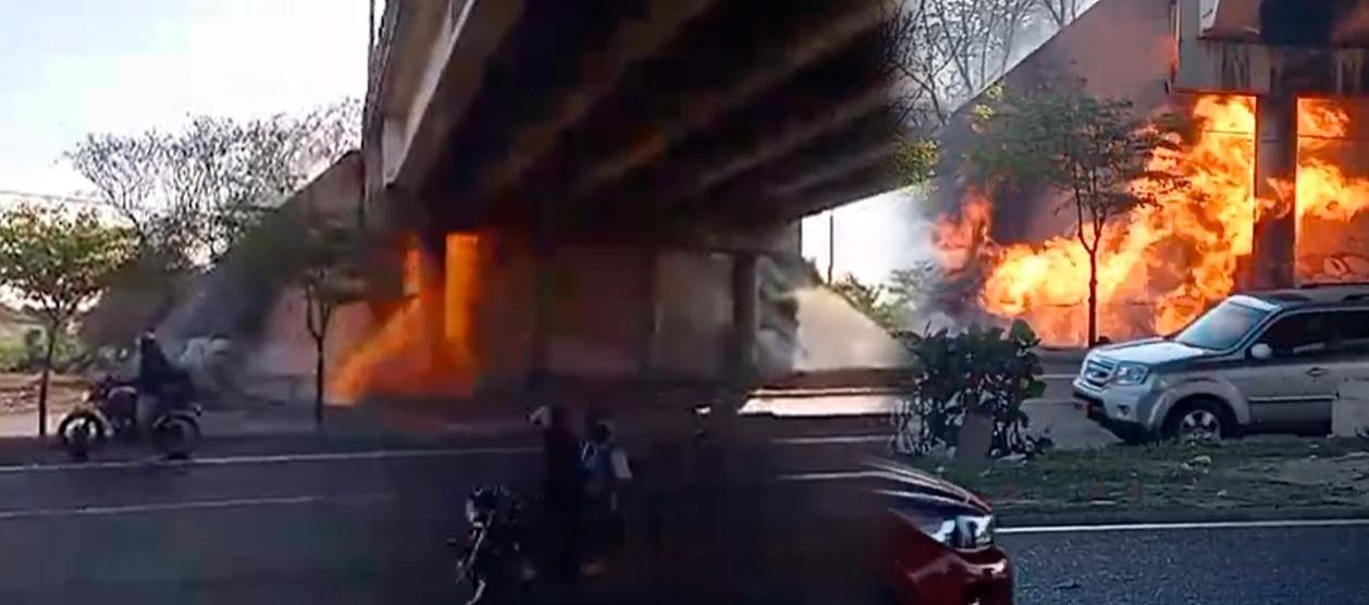 Emergencia por escape de gas generó incendio bajo puente del barrio 7 de Abril