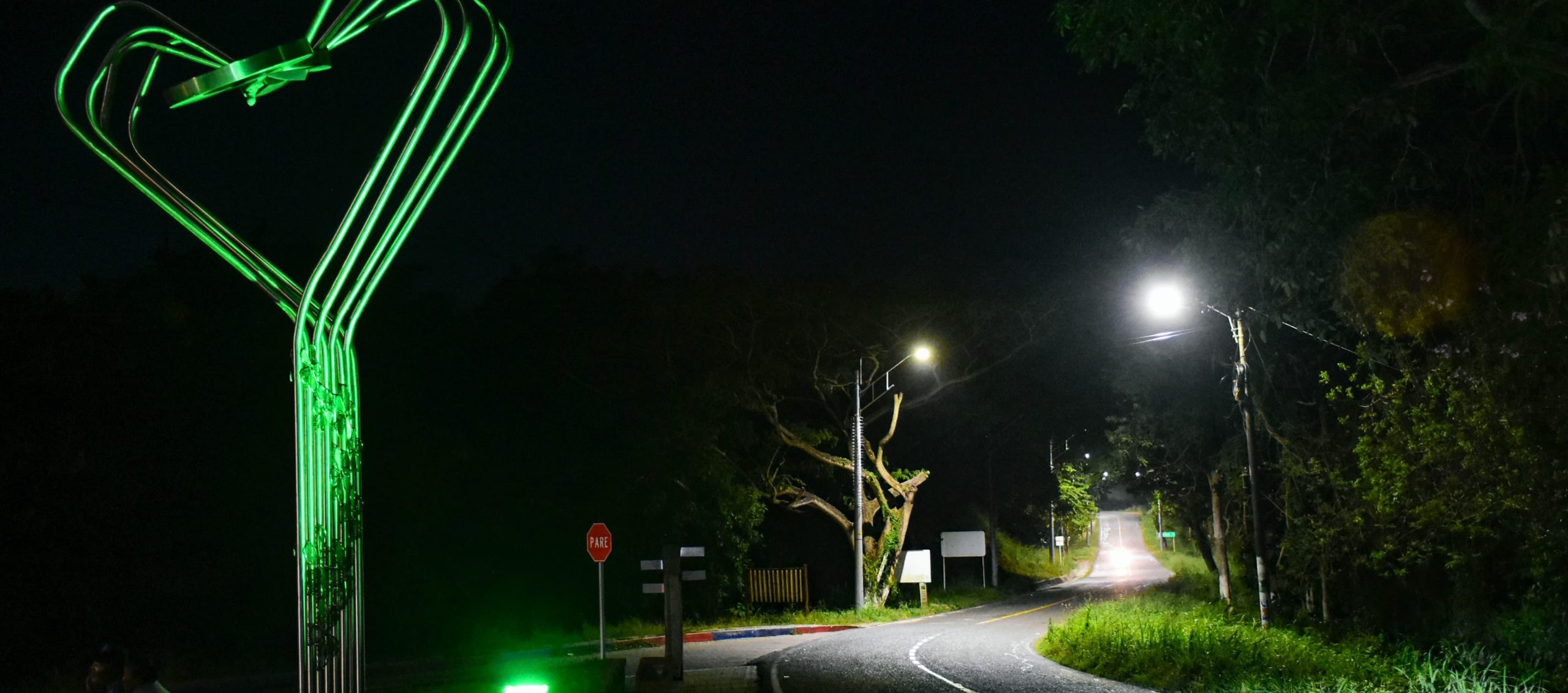 Iluminación solar mejora seguridad vial entre Baranoa y Usiacurí