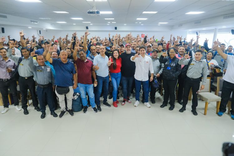 Candidatos Camilo Torres Villalba y Jezmi Barraza se reúnen con trabajadores del sector de vigilancia en el Atlántico