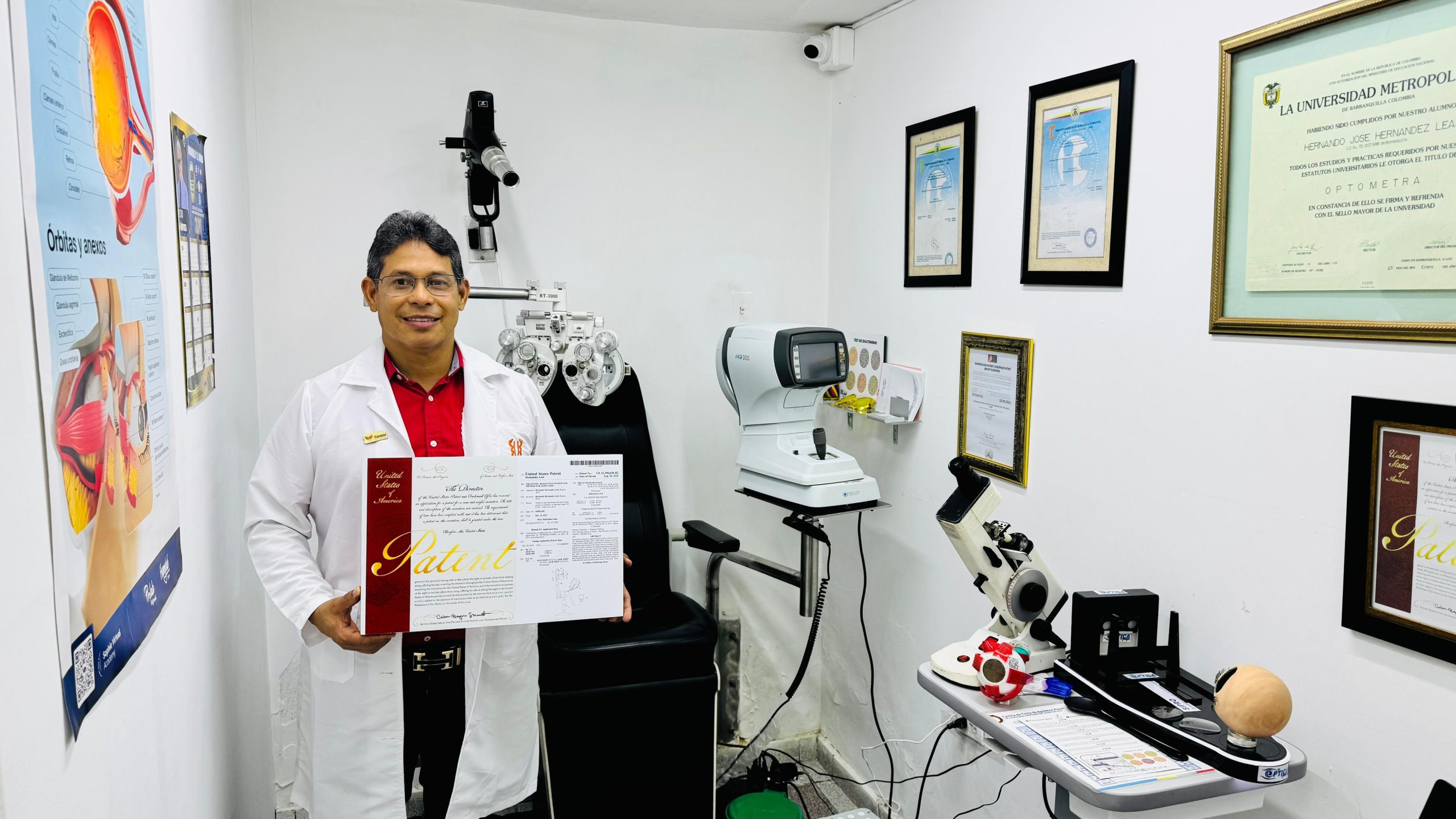 El optómetra barranquillero Hernando Hernández Leal obtuvo una patente internacional que permite a los pacientes probar lentes progresivos en consulta, mejorando el diagnóstico, la adaptación visual y la experiencia clínica.