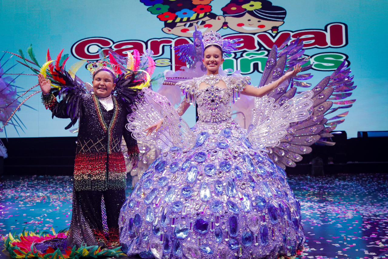 Sharon Acosta y Joshua Ortiz protagonizaron un emotivo espectáculo en la Plaza de la Paz, exaltando los valores, la herencia cultural y el relevo generacional del Carnaval de Barranquilla.