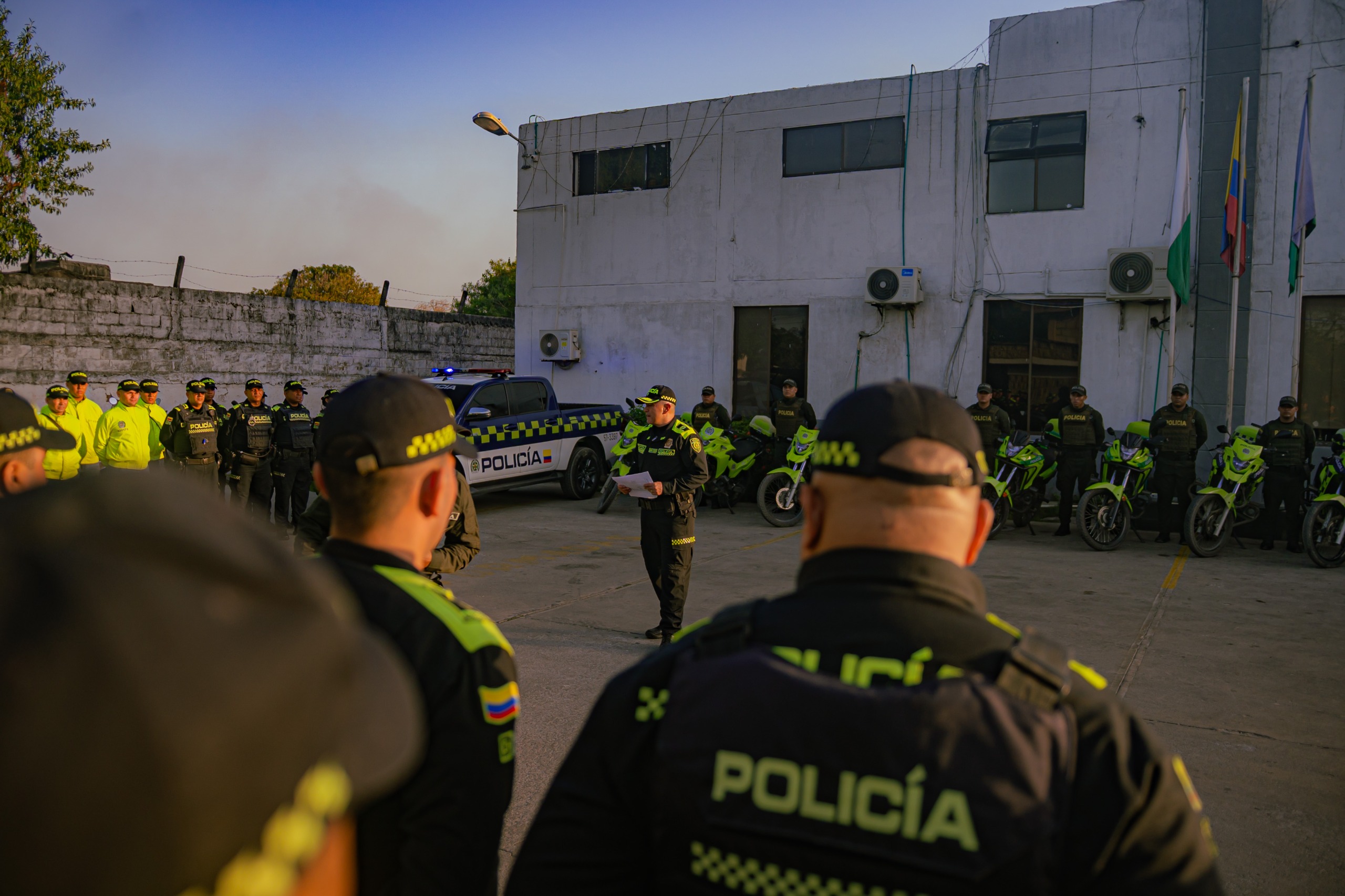 Alejandro Char y Ramón Jesurun inspeccionan avances de las obras en el estadio Metropolitano