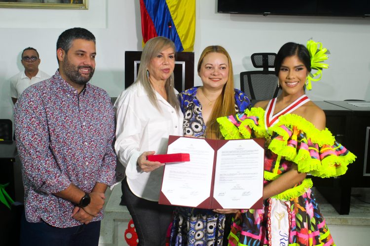 Asamblea del Atlántico condecoró a la embajadora del Carnaval del Atlántico 2026, Stefanny Martínez