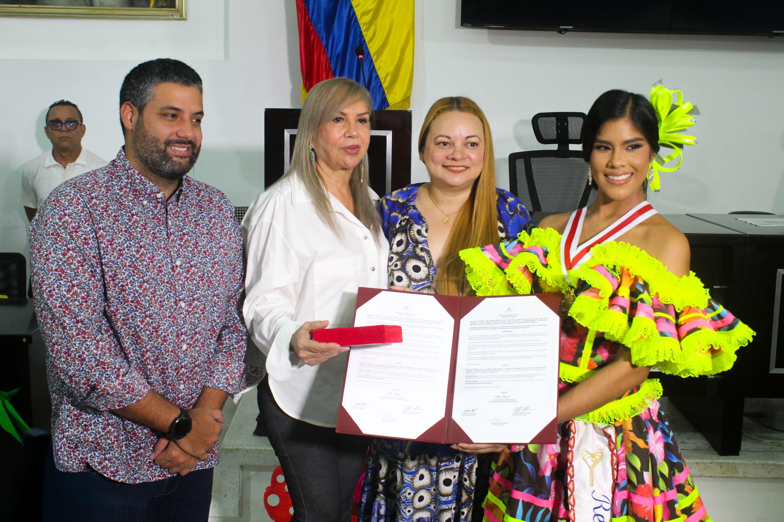 Asamblea del Atlántico condecoró a la embajadora del Carnaval del Atlántico 2026, Stefanny Martínez