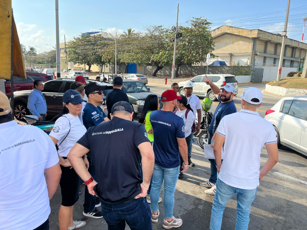 Ajustan cableado aéreo en la vía 40 para garantizar desfiles del Carnaval de Barranquilla 2026