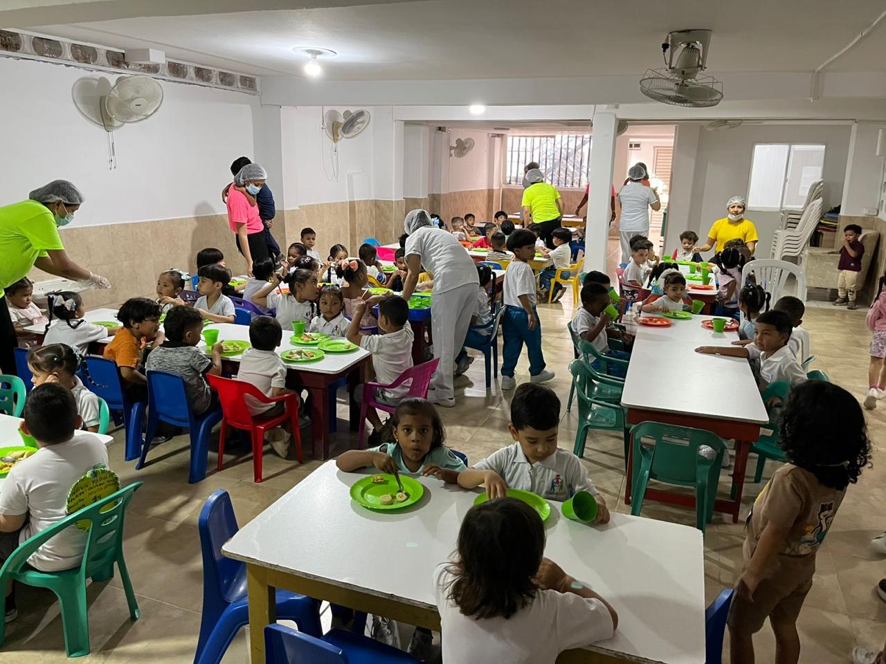 Alcaldía amplía atención a la primera infancia y refuerza iluminación en Caribe Verde