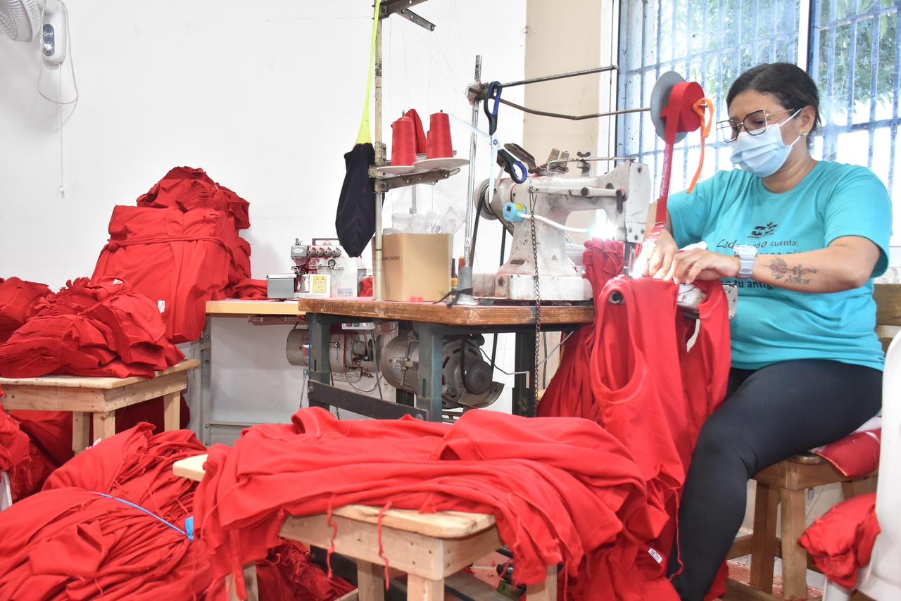 Mujeres privadas de la libertad encuentran segundas oportunidades a través de taller de confección en Barranquilla