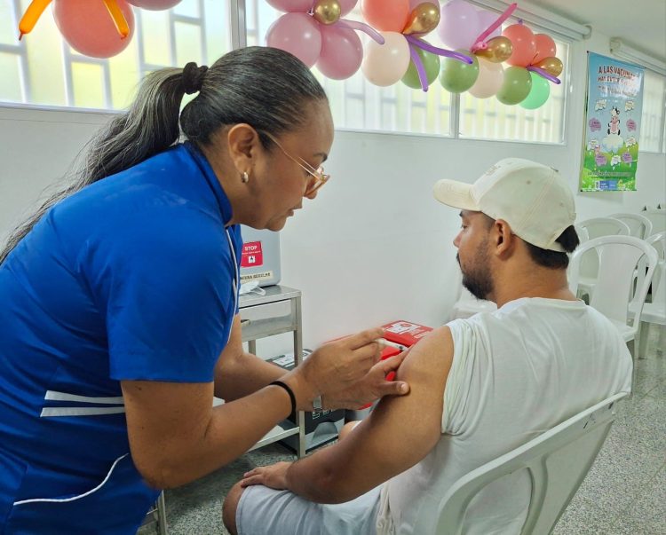 Barranquilla supera el 100 % de la meta de vacunación en la primera jornada de 2026