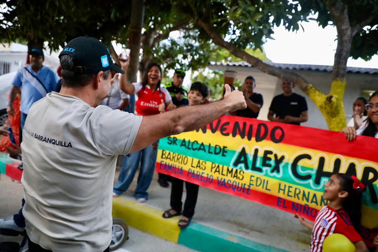 Alejandro Char entrega nuevas vías en Las Palmas y muestra impacto social de las obras a periodista español