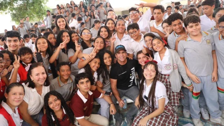 Alcalde Alejandro Char con niños de un colegio en Barranquilla