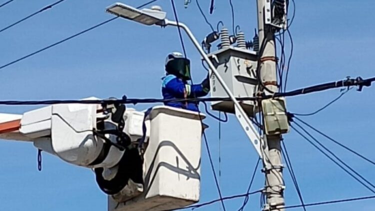 Foto de hombre trabajando en altura con un transformador eléctrico.