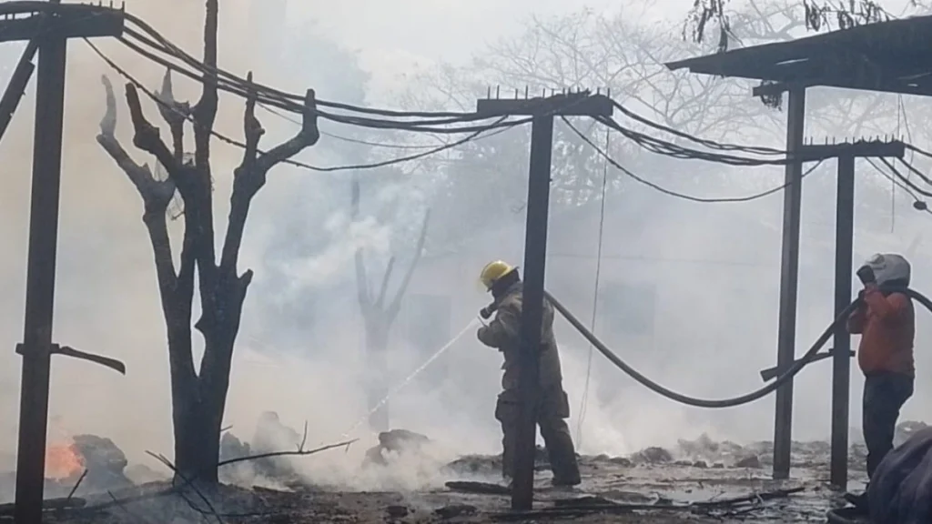 Foto Incendio Fábrica de Plásticos.