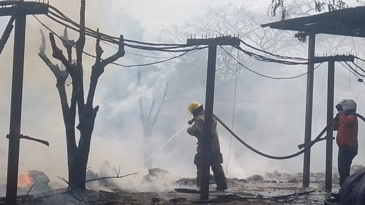 Foto Incendio Fábrica de Plásticos.