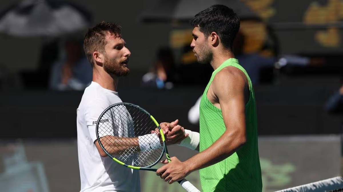 Carlos Alcaraz avanza en el Abierto de Australia