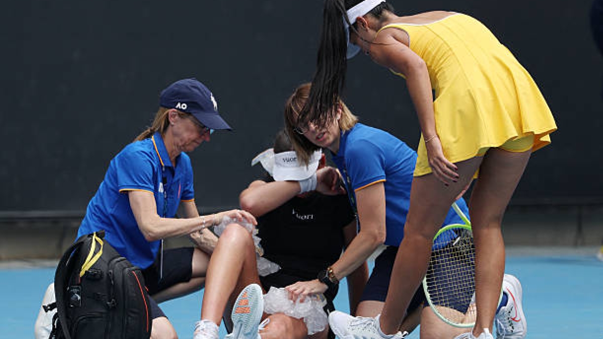 Jugadores sufren calambres por el calor y la angustia en el Abierto de Australia