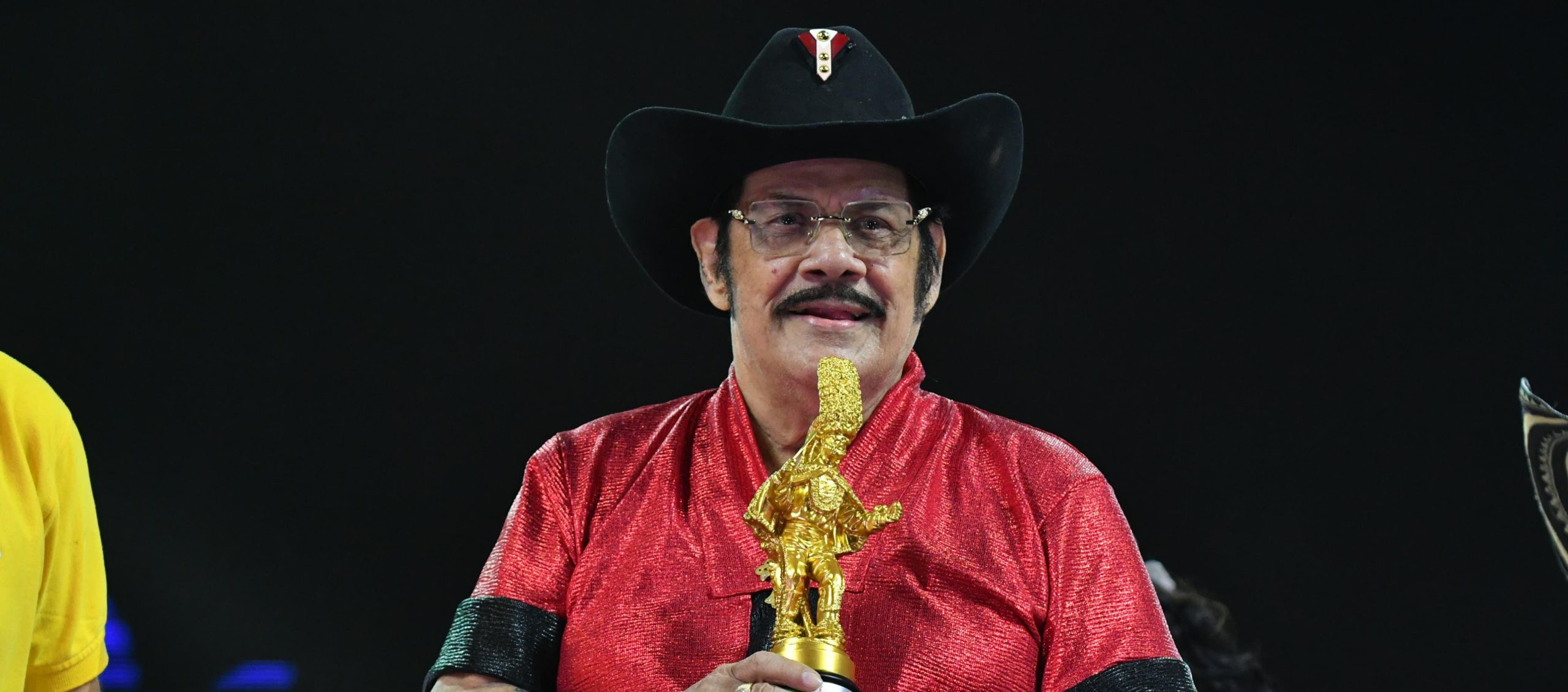 Aníbal Velásquez recibió el Súper Congo de Oro en la Noche de Orquestas del Baila a la Calle