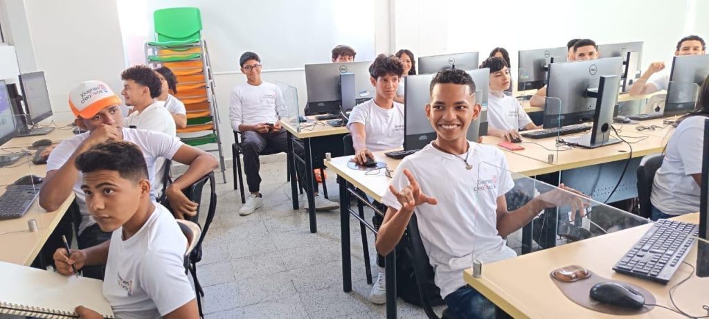Barranquilla abre convocatoria para 130 becas gratuitas en formación tecnológica para jóvenes