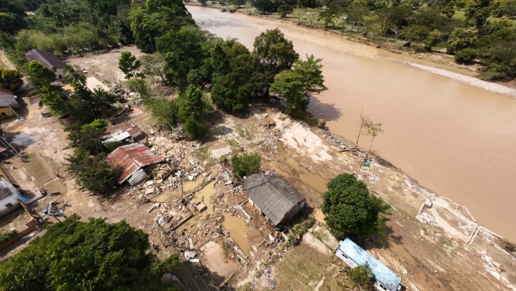 Urrá anuncia aumento de descargas al río Sinú en medio de graves inundaciones en Córdoba