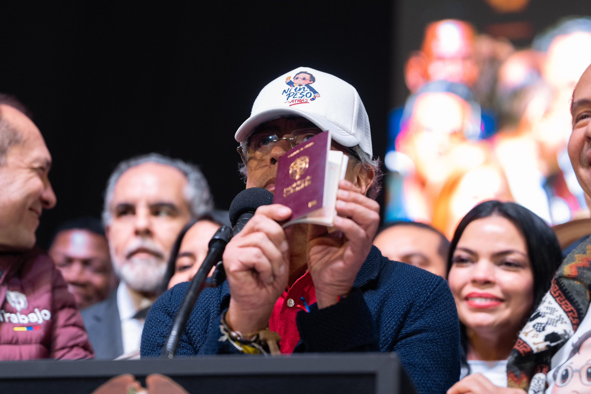 Gobierno presenta nuevo pasaporte colombiano producido por la Imprenta Nacional