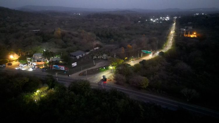 Atlántico ilumina 17 kilómetros de vías rurales con energía solar para mejorar seguridad y turismo