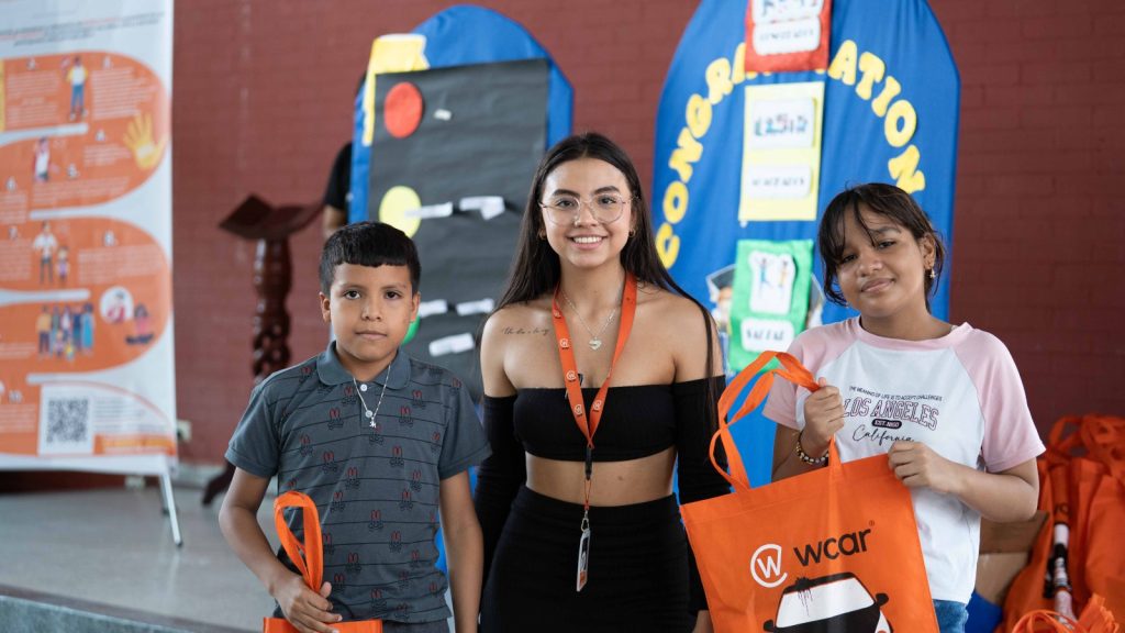 Entregan 200 kits escolares en Las Flores para prevenir la deserción en Barranquilla